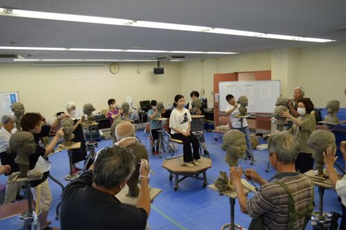 昨年度に水戸地区で実施した、彫塑頭像　の講習風景です。